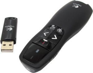 Если вы демонстрируете слайды, пользуясь для их перелистывания слайдер (презентер, кликер) Logitech и слайды периодически останавливаются, «зависают», возможно проблема в том, что приемник (флешка) слайдера воткнута не в тот тип USB-разъема компьютера. Приемник слайдера адаптирован к USB-2.0, а если вы втыкаете его в разъем USB-3.0 возможно подтормаживание. USB-2.0 и 3.0 распознать можно по цвету. USB-2.0 имеет чаще всего черный или белый цвет, USB-3.0 – почти всегда синий. Прочих устройств это тоже касается: синий к синему, белый к белому.